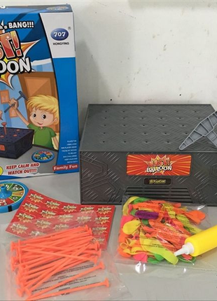 Explosives Ballonspiel mit Hammer und Nägeln