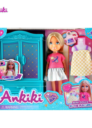 Charmante Mini-Puppe mit Outfit und Schrank