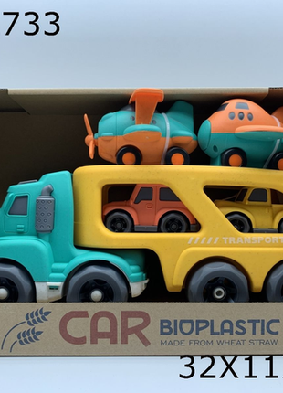 Farbenfroher Bioplastik-Transporter mit Fahrzeugen